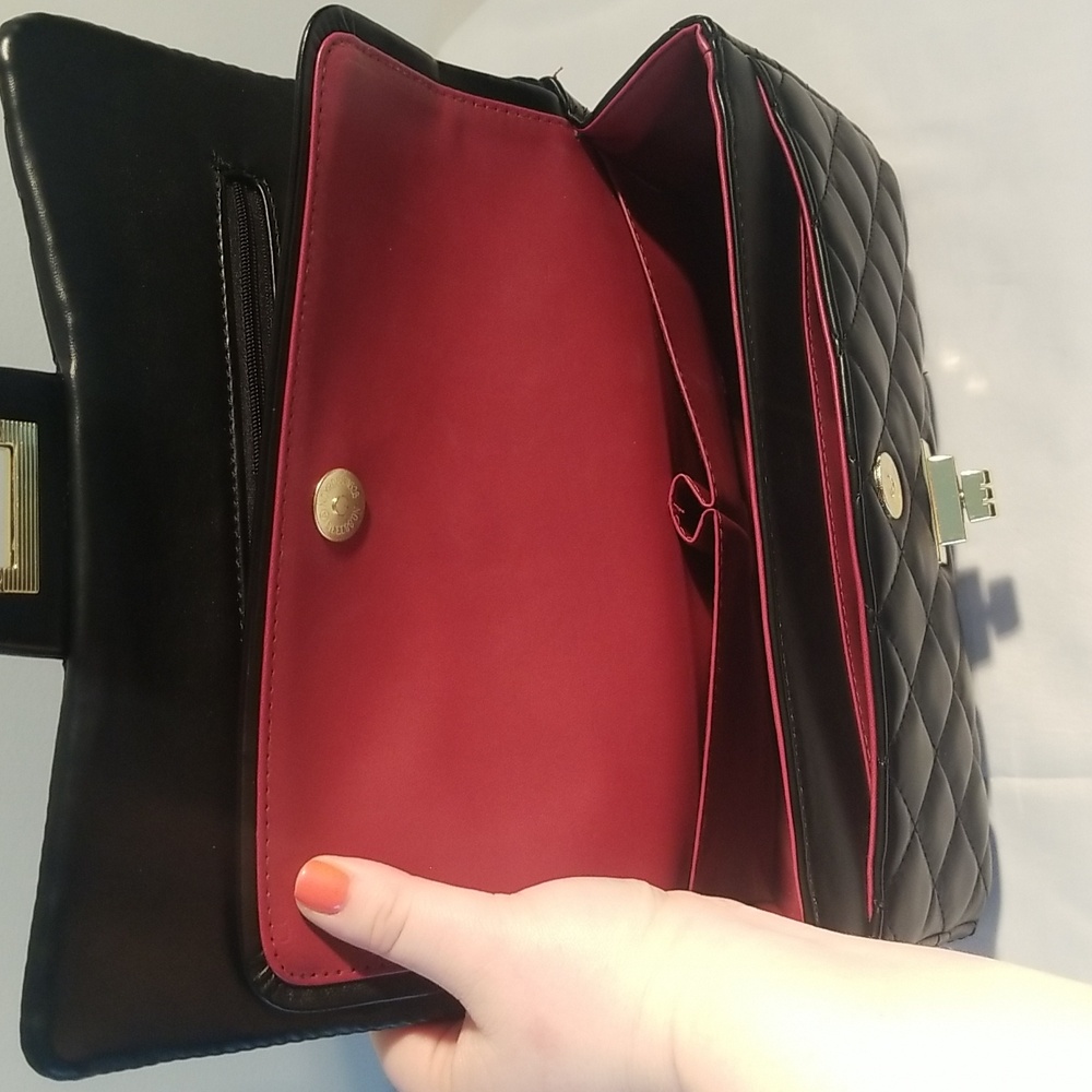 Elegant Black Quilted Chain Bag - Picture 8 of 9